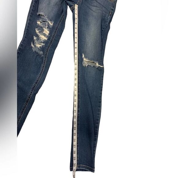 Cello Women’s Junior Medium Wash Skinny Distressed Straight Leg Jean Size 5 - Picture 7 of 7